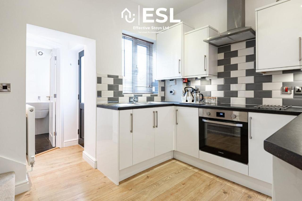 2 Bedroom Terrace Cottage, Parking, 5 Minutes Drive To Royal Shrewsbury Hospital Bagian luar foto